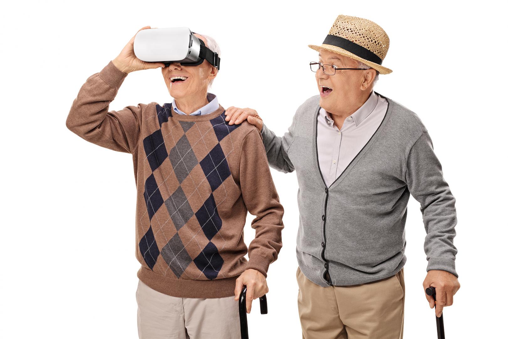 Zwei Senioren, der linke davon mit VR-Brille