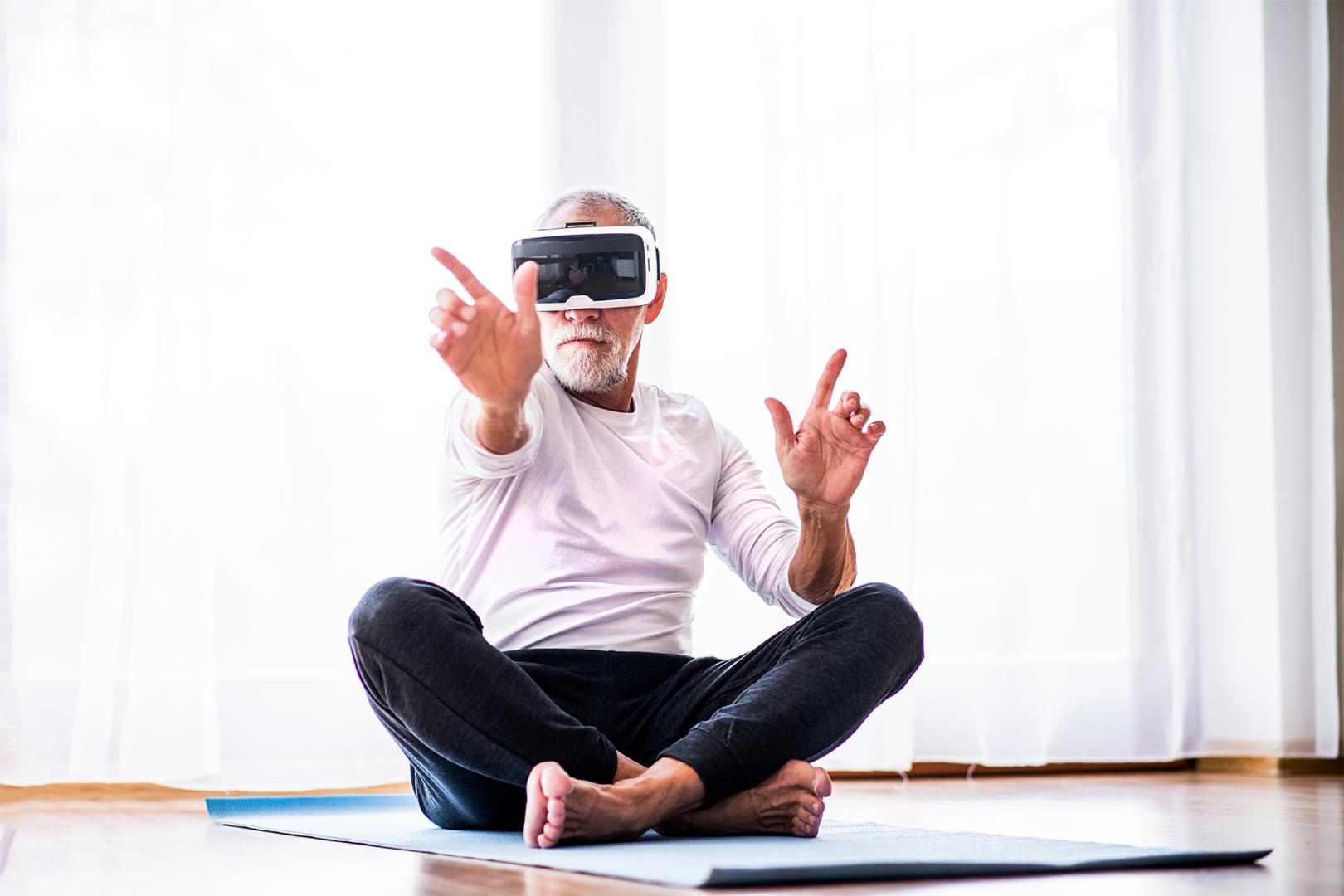 Rentner (sitzend) mit VR-Brille